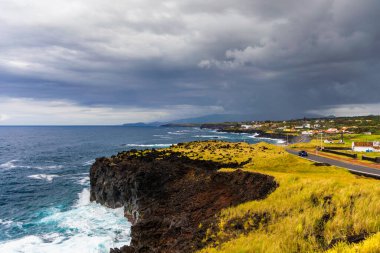 Arka planda Furnas Gölü ile Salto do Cavalo 'daki manzara manzarası, yani Miguel Adası, Azores, Portekiz. Miradouro do Salto do Cavalo in Sao Miguel, Azores, Portekiz.