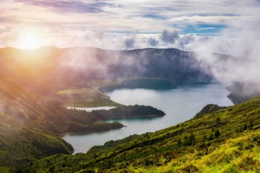 Arka planda Furnas Gölü ile Salto do Cavalo 'daki manzara manzarası, yani Miguel Adası, Azores, Portekiz. Miradouro do Salto do Cavalo in Sao Miguel, Azores, Portekiz.