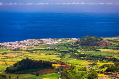 Azores panoramik doğal manzara manzarası, muhteşem manzaralı Portekiz adası. Volkanik kraterlerde ve yeşil alanlarda güzel göller. Turistik eğlence ve seyahat yeri. Azores, Portekiz.