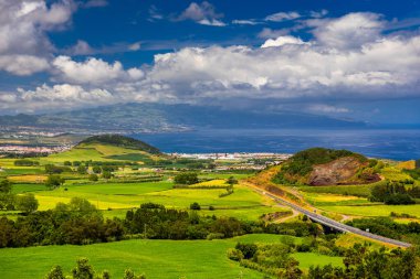 Azores panoramik doğal manzara manzarası, muhteşem manzaralı Portekiz adası. Volkanik kraterlerde ve yeşil alanlarda güzel göller. Turistik eğlence ve seyahat yeri. Azores, Portekiz.