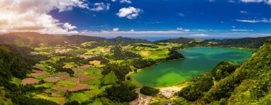 Portekiz, Azores, Sao Miguel adasındaki Lagoa das Furnas 'ın hava manzarası. Sao Miguel, Azores, Portekiz üzerinde Pico do Ferro manzaralı Furnas Gölü (Lagoa das Furnas).
