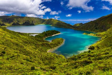 Portekiz Sao Miguel Adası 'ndaki Lagoa do Fogo Gölü' nün güzel panoramik manzarası. So Miguel Adası, Azores 'de 