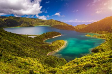 Portekiz Sao Miguel Adası 'ndaki Lagoa do Fogo Gölü' nün güzel panoramik manzarası. So Miguel Adası, Azores 'de 