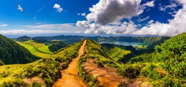 Miradouro da Grota do Inferno bakış açısı yakınlarındaki Sete Cidades manzarası, Sao Miguel Adası, Azores, Portekiz. Grota do Inferno bakış açısı Sao Miguel Adası 'ndaki Sete Cidades, Azores, Portekiz.