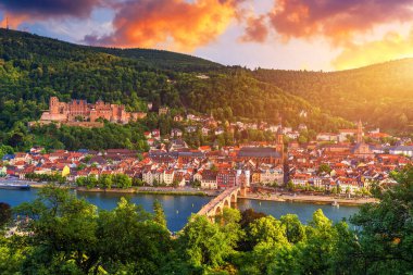 Heidelberg ufuk çizgisi yukarıdan görünüyor. Heidelberg ufuk çizgisi, Almanya 'nın eski nehir ve köprü manzarası. Heidelberg 'in hava görüntüsü, Almanya Eski Kasabası. Heidelberg 'in hava görüntüsü.