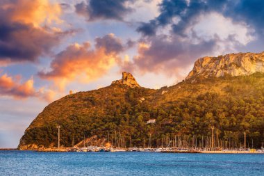 Cagliari Plajı (Poetto Sella del Diavolo) Torre del Poetto kulesi ve günbatımında tekneler, Sardunya, İtalya. 