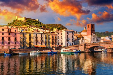 İtalya 'nın Sardunya adasındaki Bosa kasabasının güzel manzarası. Seyahat güzergahı. Temo nehri üzerinde Ponte Vecchio köprüsü olan Bosa kasabası. Sardunya adası, İtalya, Avrupa 'nın muhteşem sabah manzarası.