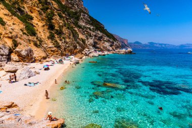 Sardinya 'daki Cala Mariolu plajı. Cala Mariolu ünlü plajı. İtalya Sardinia Nuoro ili Orosei Körfezi Ulusal Parkı ve Gennargentu Cala Mariolu Dünya Mirası olarak listelenmiştir. Sardunya, İtalya.