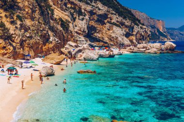 Sardinya 'daki Cala Mariolu plajı. Cala Mariolu ünlü plajı. İtalya Sardinia Nuoro ili Orosei Körfezi Ulusal Parkı ve Gennargentu Cala Mariolu Dünya Mirası olarak listelenmiştir. Sardunya, İtalya.