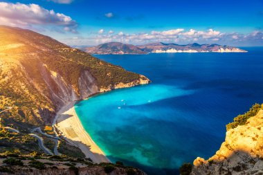 İkonik turkuaz ve safir körfez ve Myrtos, Kefalonia (Cephalonia) adasının hava aracı görüntüsü, İyonya, Yunanistan. Myrtos Sahili, Kefalonia Adası, Yunanistan. Myrtos plajının güzel manzarası.