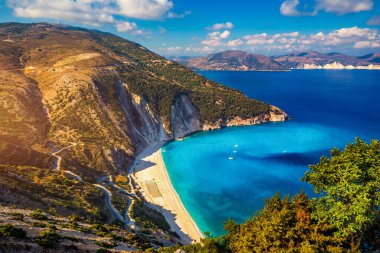 Yunanistan 'ın başkenti Kefalonia' dan ünlü Myrtos plajı. Myrtos Sahili, Kefalonia Adası, Yunanistan. Myrtos Sahili, İyon Adası, Kefalonya (Cephalonia), Yunanistan.