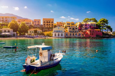 Yunanistan, Kefalonia 'daki Assos köyü. Akdeniz 'de turkuaz renkli körfez Kefalonya, Yunanistan, İyon adası, Cephalonia, Assos köyü Assos köyünde güzel renkli evleri var..