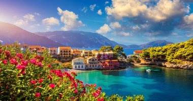Yunanistan, Kefalonia 'daki Assos köyü. Akdeniz 'de turkuaz renkli körfez Kefalonya, Yunanistan, İyon adası, Cephalonia, Assos köyü Assos köyünde güzel renkli evleri var..