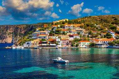 Yunanistan, Kefalonia 'daki Assos köyü. Akdeniz 'de turkuaz renkli körfez Kefalonya, Yunanistan, İyon adası, Cephalonia, Assos köyü Assos köyünde güzel renkli evleri var..