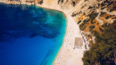Yunanistan 'ın başkenti Kefalonia' dan ünlü Myrtos plajı. Myrtos Sahili, Kefalonia Adası, Yunanistan. Myrtos Sahili, İyon Adası, Kefalonya (Cephalonia), Yunanistan.