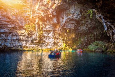 Kefalonia adasındaki Melissani Gölü, Yunanistan. Melissani Mağarası (Melissani Gölü) Yunanistan 'ın Kefalonia adasındaki Sami köyü yakınlarında. Melissani Mağarası, Kefalonia Adası, Yunanistan 'daki gölde turist teknesi
