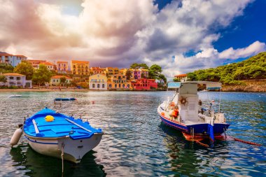 Yunanistan, Kefalonia 'daki Assos köyü. Akdeniz 'de turkuaz renkli körfez Kefalonya, Yunanistan, İyon adası, Cephalonia, Assos köyü Assos köyünde güzel renkli evleri var..