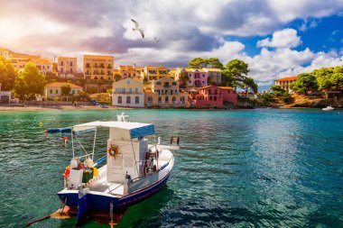 Yunanistan, Kefalonia 'daki Assos köyü. Akdeniz 'de turkuaz renkli körfez Kefalonya, Yunanistan, İyon adası, Cephalonia, Assos köyü Assos köyünde güzel renkli evleri var..