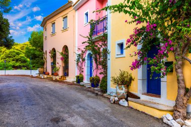 Yunanistan, Kefalonia 'daki Assos köyü. Akdeniz 'de turkuaz renkli körfez Kefalonya, Yunanistan, İyon adası, Cephalonia, Assos köyü Assos köyünde güzel renkli evleri var..