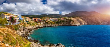 Yunanistan, Kefalonia 'daki Assos köyü. Akdeniz 'de turkuaz renkli körfez Kefalonya, Yunanistan, İyon adası, Cephalonia, Assos köyü Assos köyünde güzel renkli evleri var..