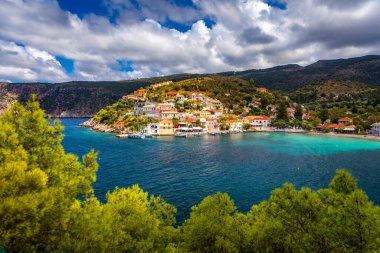 Yunanistan, Kefalonia 'daki Assos köyü. Akdeniz 'de turkuaz renkli körfez Kefalonya, Yunanistan, İyon adası, Cephalonia, Assos köyü Assos köyünde güzel renkli evleri var..