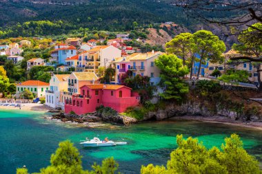 Yunanistan 'ın Kefalonya kentindeki Assos köyünde güzel renkli evleri olan Akdeniz' deki turkuaz renkli körfez. Akdeniz 'de renkli evleri olan Assos kasabası, Yunanistan. 