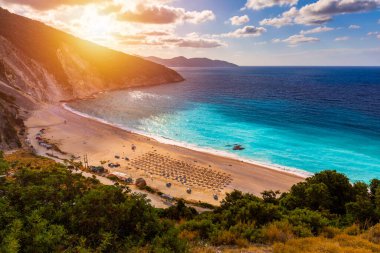 Yunanistan 'ın başkenti Kefalonia' dan ünlü Myrtos plajı. Myrtos Sahili, Kefalonia Adası, Yunanistan. Myrtos Sahili, İyon Adası, Kefalonya (Cephalonia), Yunanistan.
