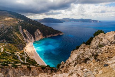Yunanistan 'ın başkenti Kefalonia' dan ünlü Myrtos plajı. Myrtos Sahili, Kefalonia Adası, Yunanistan. Myrtos Sahili, İyon Adası, Kefalonya (Cephalonia), Yunanistan.