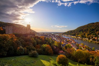 Neckar nehri, Almanya 'daki Heidelberg kasabası. Heidelberg kasabası ünlü Karl Theodor eski köprüsü ve Heidelberg kalesi, Almanya. 
