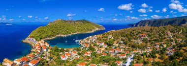 Yunanistan 'ın Cefalonia kentindeki Assos adasındaki güzel ve renkli geleneksel balıkçı köyünün insansız hava aracı görüntüsü. Sefalonya 'daki Assos Yarımadası (Kefalonia), Yunanistan