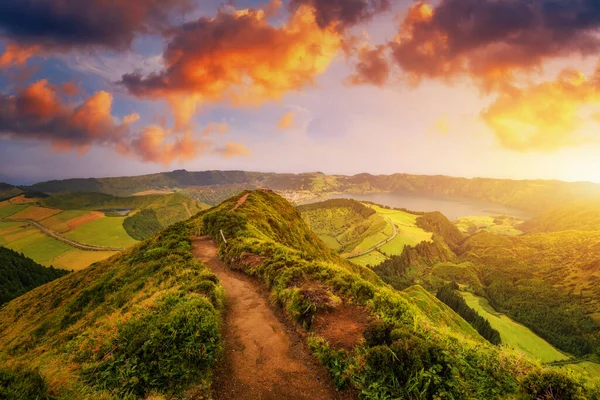 Miradouro da Grota do Inferno bakış açısı yakınlarındaki Sete Cidades manzarası, Sao Miguel Adası, Azores, Portekiz. Grota do Inferno bakış açısı Sao Miguel Adası 'ndaki Sete Cidades, Azores, Portekiz.