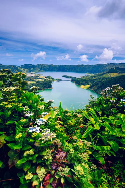 Yedi Şehrin Şaşırtıcı Gölü (Lagoa Das 7 Cidades), Sao Miguel Azores, Portekiz. Yedi Şehrin Gölü, Sao Miguel Adası, Azores. Okyanus, anten. Sao Miguel, Azores, Portekiz.