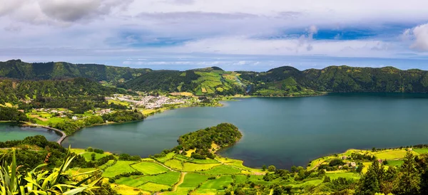 Yedi Şehrin Şaşırtıcı Gölü (Lagoa Das 7 Cidades), Sao Miguel Azores, Portekiz. Yedi Şehrin Gölü, Sao Miguel Adası, Azores. Okyanus, anten. Sao Miguel, Azores, Portekiz.