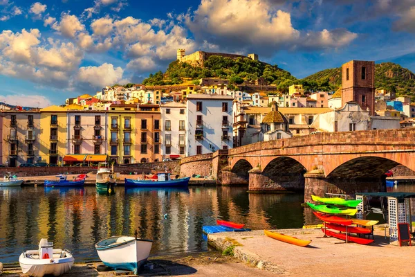 İtalya 'nın Sardunya adasındaki Bosa kasabasının güzel manzarası. Seyahat güzergahı. Temo nehri üzerinde Ponte Vecchio köprüsü olan Bosa kasabası. Sardunya adası, İtalya, Avrupa 'nın muhteşem sabah manzarası.