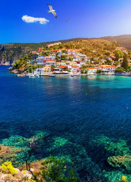 Tyrkysově Zbarvený Záliv Středozemním Moři Krásnými Barevnými Domy Vesnici Assos — Stock fotografie