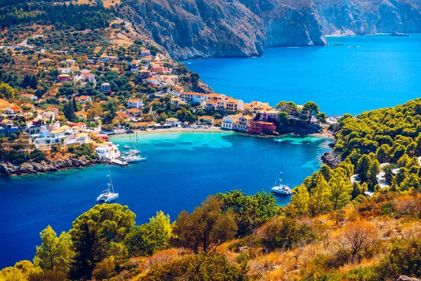 Vesnice Assos Kefalonii Řecko Tyrkysově Zbarvený Záliv Středozemním Moři Krásnými — Stock fotografie