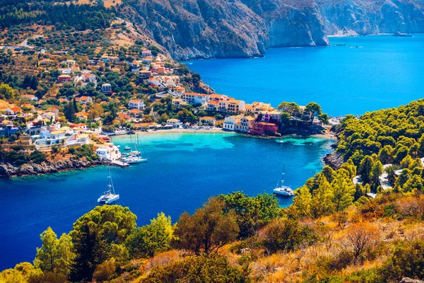 Yunanistan, Kefalonia 'daki Assos köyü. Akdeniz 'de turkuaz renkli körfez Kefalonya, Yunanistan, İyon adası, Cephalonia, Assos köyü Assos köyünde güzel renkli evleri var..