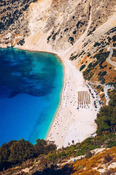 İkonik turkuaz ve safir körfez ve Myrtos, Kefalonia (Cephalonia) adasının hava aracı görüntüsü, İyonya, Yunanistan. Myrtos Sahili, Kefalonia Adası, Yunanistan. Myrtos plajının güzel manzarası.