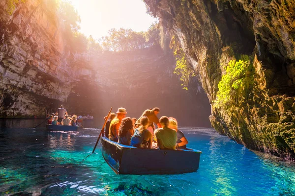Kefalonia adasındaki Melissani Gölü, Yunanistan. Melissani Mağarası (Melissani Gölü) Yunanistan 'ın Kefalonia adasındaki Sami köyü yakınlarında. Melissani Mağarası, Kefalonia Adası, Yunanistan 'daki gölde turist teknesi