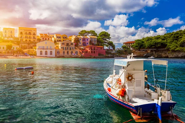 Turchese Baia Colorata Nel Mar Mediterraneo Con Belle Case Colorate — Foto Stock