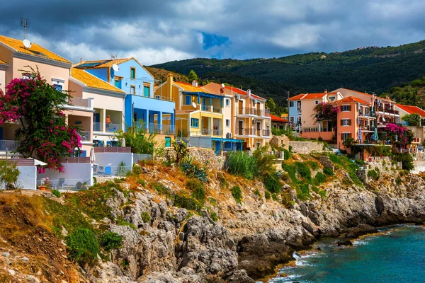 Yunanistan, Kefalonia 'daki Assos köyü. Akdeniz 'de turkuaz renkli körfez Kefalonya, Yunanistan, İyon adası, Cephalonia, Assos köyü Assos köyünde güzel renkli evleri var..