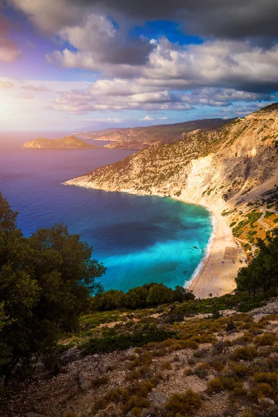 象徴的なターコイズとサファイアベイとマートス ケファロニア島 セファロニア島 イオニア ギリシャのビーチの空中ドローンビュー マートスビーチ ケファロニア島 ギリシャ マートスビーチの美しい景色 — ストック写真