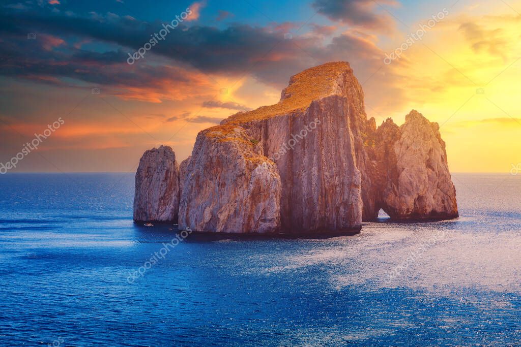 Altos acantilados de la costa mediterr nea, "Pan di Zucchero" apilan