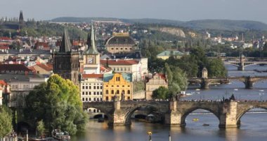 Doğal yaz günbatımı hava görünümünü Prague Old Town iskele mimarisi ve Charles Köprüsü üzerinden Vltava Nehri Prag, Çek Cumhuriyeti
