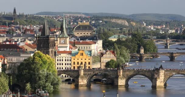 Vista aérea panorámica del atardecer de verano de la arquitectura del muelle de Praga y el puente de Carlos sobre el río Moldava en Praga, República Checa — Vídeo de stock