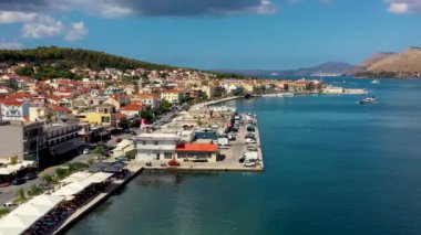 Kefalonia adasındaki Argostoli şehrindeki De Bosset Köprüsü 'nün havadan görüntüsü. De Bosset Köprüsü Argostoli, Kefalonia 'da göl kenarında. Argostoli, Kefalonia, Yunanistan 'daki Obelisk ve de Bosset köprüsü
