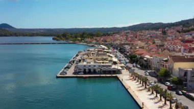 Kefalonia adasındaki Argostoli şehrindeki De Bosset Köprüsü 'nün havadan görüntüsü. De Bosset Köprüsü Argostoli, Kefalonia 'da göl kenarında. Argostoli, Kefalonia, Yunanistan 'daki Obelisk ve de Bosset köprüsü