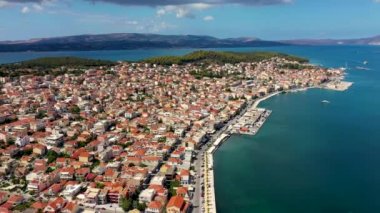 Kefalonia adasındaki Argostoli şehrindeki De Bosset Köprüsü 'nün havadan görüntüsü. De Bosset Köprüsü Argostoli, Kefalonia 'da göl kenarında. Argostoli, Kefalonia, Yunanistan 'daki Obelisk ve de Bosset köprüsü