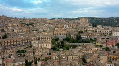 Modica 'daki San Giorgio Duomo, Sicilya barok sanatının güzel bir örneği. Sicilya, güney İtalya. Modica (Ragusa Eyaleti), Barok kasabasının manzarası. Sicilya, İtalya. 