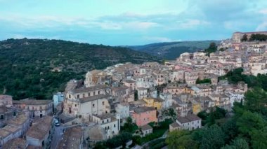 Ragusa (Ragusa Ibla), İtalya 'nın Sicilya adasındaki UNESCO miras kasabası. Ragusa İbla 'nın yukarıdan görünüşü, Ragusa ili, Val di Noto, Sicilya, İtalya. 